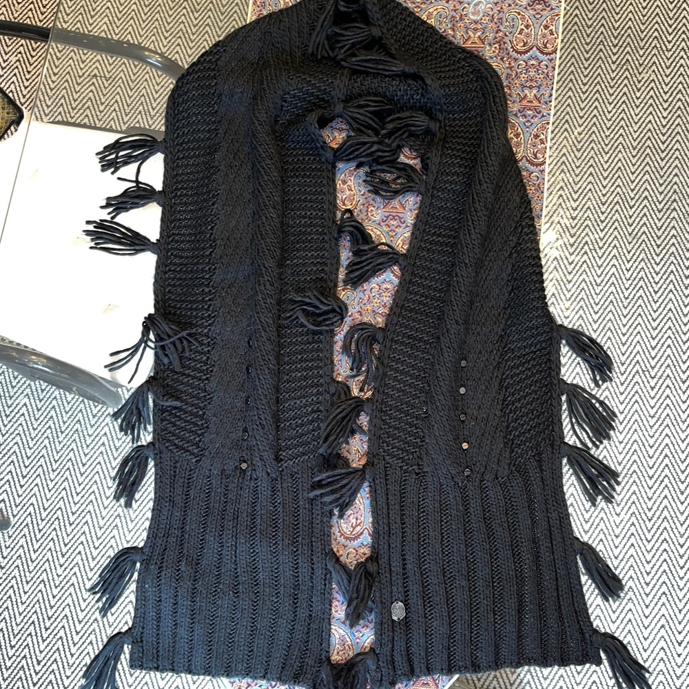 Vince Camuto ultra-soft & cozy black scarf with tassels and accents.